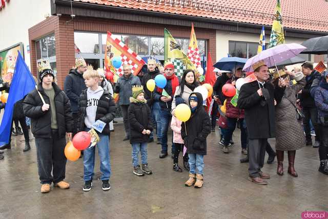 [WIDEO, FOTO] Trzej Królowie zawitali do Mokrzeszowa. Mieszkańcy przeszli w uroczystym orszaku