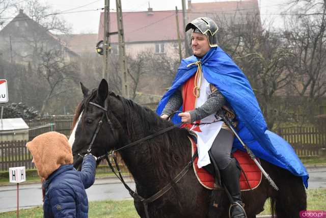 [WIDEO, FOTO] Trzej Królowie zawitali do Mokrzeszowa. Mieszkańcy przeszli w uroczystym orszaku
