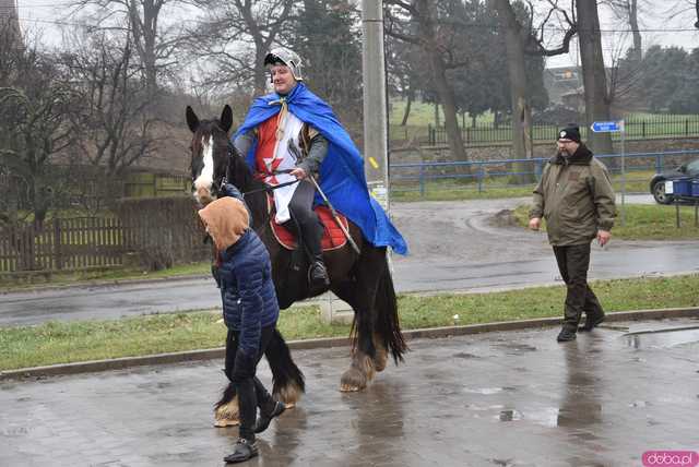 [WIDEO, FOTO] Trzej Królowie zawitali do Mokrzeszowa. Mieszkańcy przeszli w uroczystym orszaku