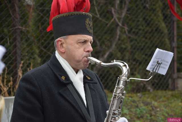 [WIDEO, FOTO] Trzej Królowie zawitali do Mokrzeszowa. Mieszkańcy przeszli w uroczystym orszaku