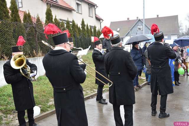 [WIDEO, FOTO] Trzej Królowie zawitali do Mokrzeszowa. Mieszkańcy przeszli w uroczystym orszaku