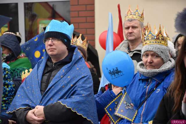 [WIDEO, FOTO] Trzej Królowie zawitali do Mokrzeszowa. Mieszkańcy przeszli w uroczystym orszaku