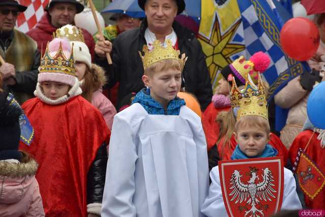 [WIDEO, FOTO] Trzej Królowie zawitali do Mokrzeszowa. Mieszkańcy przeszli w uroczystym orszaku