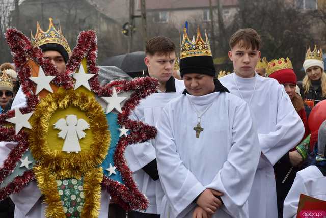 [WIDEO, FOTO] Trzej Królowie zawitali do Mokrzeszowa. Mieszkańcy przeszli w uroczystym orszaku