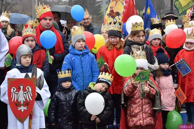 [WIDEO, FOTO] Trzej Królowie zawitali do Mokrzeszowa. Mieszkańcy przeszli w uroczystym orszaku