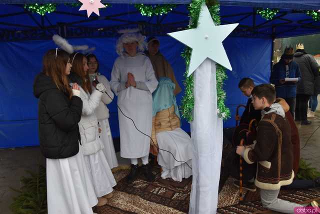 [WIDEO, FOTO] Trzej Królowie zawitali do Mokrzeszowa. Mieszkańcy przeszli w uroczystym orszaku