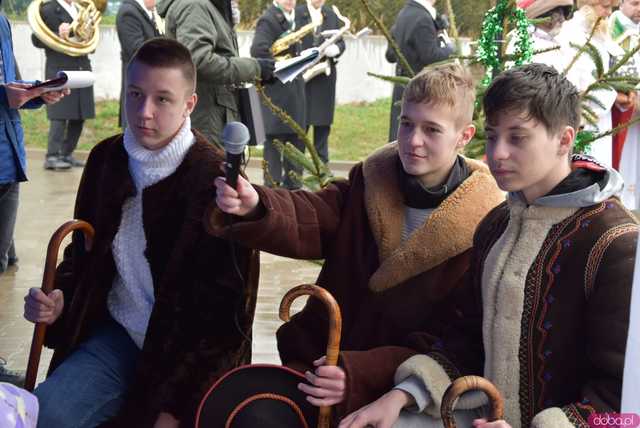 [WIDEO, FOTO] Trzej Królowie zawitali do Mokrzeszowa. Mieszkańcy przeszli w uroczystym orszaku