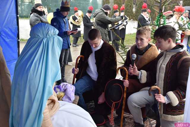 [WIDEO, FOTO] Trzej Królowie zawitali do Mokrzeszowa. Mieszkańcy przeszli w uroczystym orszaku