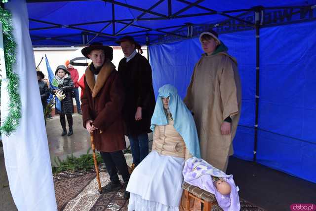 [WIDEO, FOTO] Trzej Królowie zawitali do Mokrzeszowa. Mieszkańcy przeszli w uroczystym orszaku