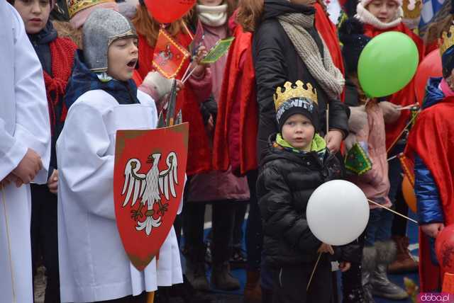 [WIDEO, FOTO] Trzej Królowie zawitali do Mokrzeszowa. Mieszkańcy przeszli w uroczystym orszaku