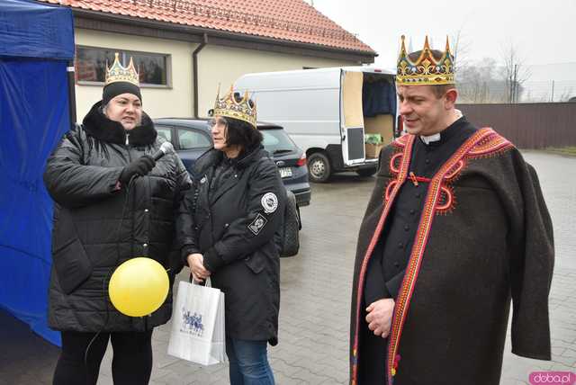 [WIDEO, FOTO] Trzej Królowie zawitali do Mokrzeszowa. Mieszkańcy przeszli w uroczystym orszaku