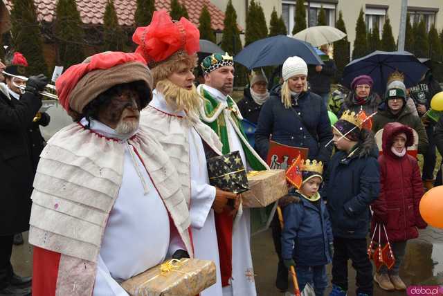 [WIDEO, FOTO] Trzej Królowie zawitali do Mokrzeszowa. Mieszkańcy przeszli w uroczystym orszaku