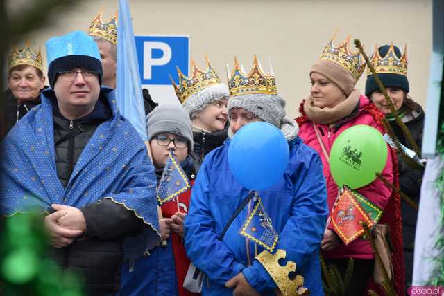 [WIDEO, FOTO] Trzej Królowie zawitali do Mokrzeszowa. Mieszkańcy przeszli w uroczystym orszaku