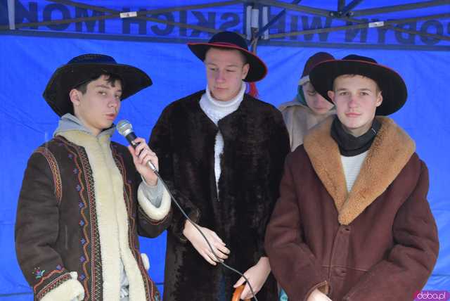 [WIDEO, FOTO] Trzej Królowie zawitali do Mokrzeszowa. Mieszkańcy przeszli w uroczystym orszaku