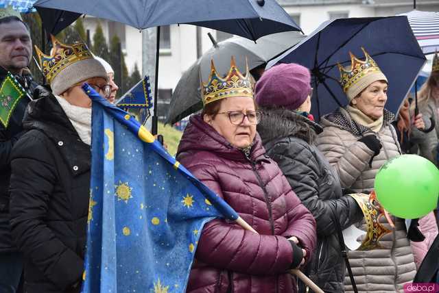 [WIDEO, FOTO] Trzej Królowie zawitali do Mokrzeszowa. Mieszkańcy przeszli w uroczystym orszaku