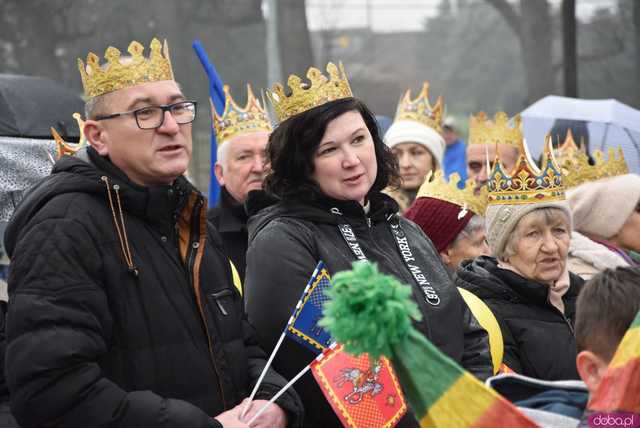 [WIDEO, FOTO] Trzej Królowie zawitali do Mokrzeszowa. Mieszkańcy przeszli w uroczystym orszaku
