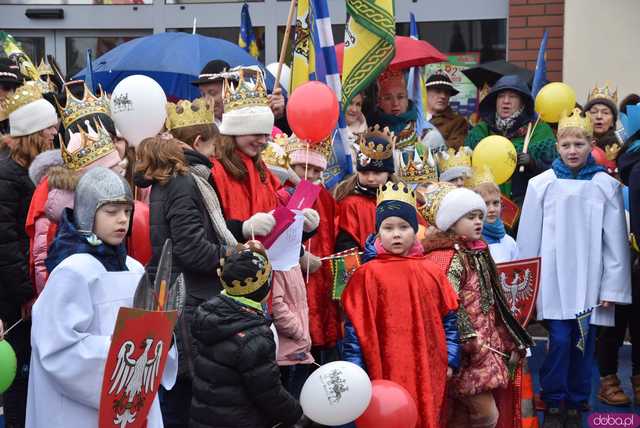 [WIDEO, FOTO] Trzej Królowie zawitali do Mokrzeszowa. Mieszkańcy przeszli w uroczystym orszaku