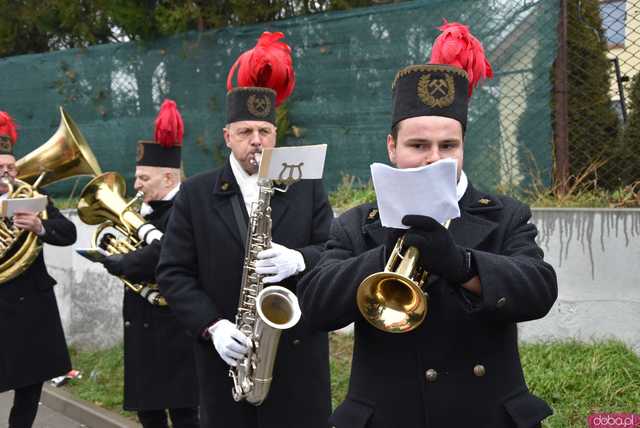 [WIDEO, FOTO] Trzej Królowie zawitali do Mokrzeszowa. Mieszkańcy przeszli w uroczystym orszaku