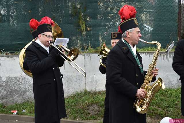 [WIDEO, FOTO] Trzej Królowie zawitali do Mokrzeszowa. Mieszkańcy przeszli w uroczystym orszaku