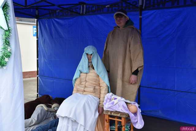 [WIDEO, FOTO] Trzej Królowie zawitali do Mokrzeszowa. Mieszkańcy przeszli w uroczystym orszaku