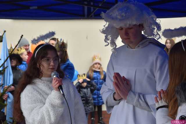 [WIDEO, FOTO] Trzej Królowie zawitali do Mokrzeszowa. Mieszkańcy przeszli w uroczystym orszaku