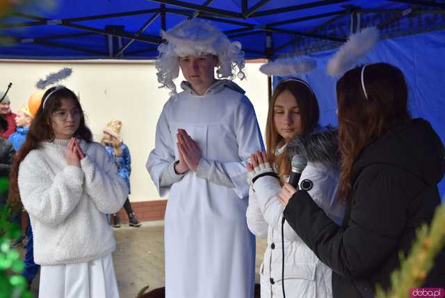 [WIDEO, FOTO] Trzej Królowie zawitali do Mokrzeszowa. Mieszkańcy przeszli w uroczystym orszaku