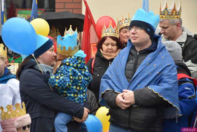 [WIDEO, FOTO] Trzej Królowie zawitali do Mokrzeszowa. Mieszkańcy przeszli w uroczystym orszaku