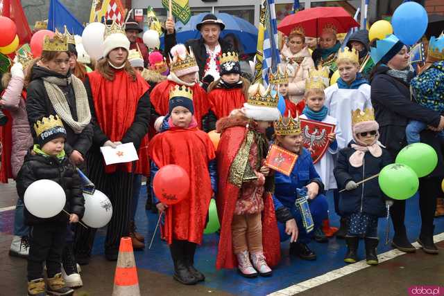 [WIDEO, FOTO] Trzej Królowie zawitali do Mokrzeszowa. Mieszkańcy przeszli w uroczystym orszaku