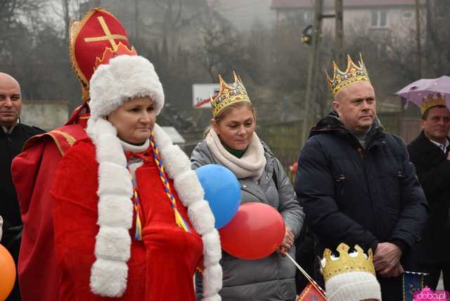 [WIDEO, FOTO] Trzej Królowie zawitali do Mokrzeszowa. Mieszkańcy przeszli w uroczystym orszaku