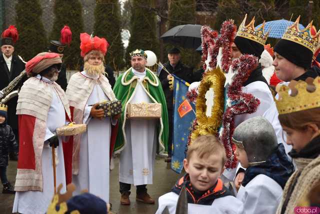 [WIDEO, FOTO] Trzej Królowie zawitali do Mokrzeszowa. Mieszkańcy przeszli w uroczystym orszaku