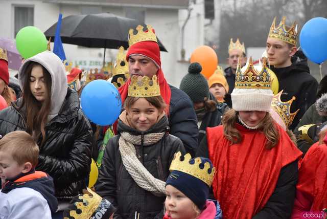 [WIDEO, FOTO] Trzej Królowie zawitali do Mokrzeszowa. Mieszkańcy przeszli w uroczystym orszaku