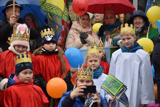 [WIDEO, FOTO] Trzej Królowie zawitali do Mokrzeszowa. Mieszkańcy przeszli w uroczystym orszaku