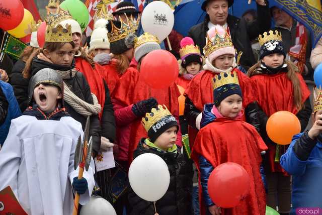 [WIDEO, FOTO] Trzej Królowie zawitali do Mokrzeszowa. Mieszkańcy przeszli w uroczystym orszaku