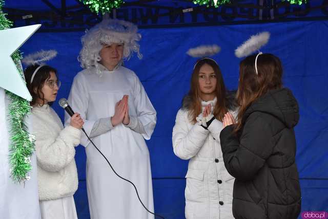 [WIDEO, FOTO] Trzej Królowie zawitali do Mokrzeszowa. Mieszkańcy przeszli w uroczystym orszaku