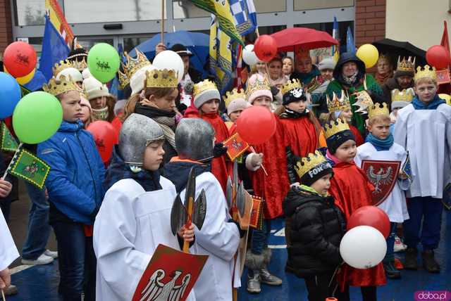 [WIDEO, FOTO] Trzej Królowie zawitali do Mokrzeszowa. Mieszkańcy przeszli w uroczystym orszaku