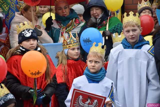 [WIDEO, FOTO] Trzej Królowie zawitali do Mokrzeszowa. Mieszkańcy przeszli w uroczystym orszaku