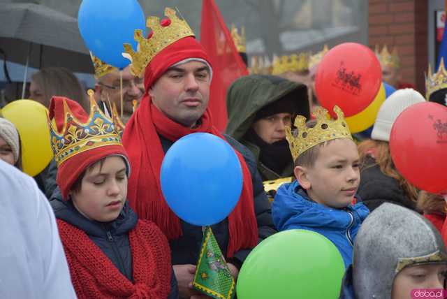 [WIDEO, FOTO] Trzej Królowie zawitali do Mokrzeszowa. Mieszkańcy przeszli w uroczystym orszaku