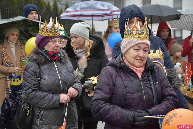 [WIDEO, FOTO] Trzej Królowie zawitali do Mokrzeszowa. Mieszkańcy przeszli w uroczystym orszaku