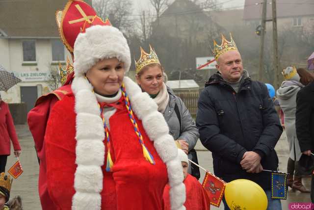 [WIDEO, FOTO] Trzej Królowie zawitali do Mokrzeszowa. Mieszkańcy przeszli w uroczystym orszaku