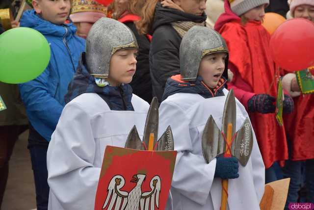 [WIDEO, FOTO] Trzej Królowie zawitali do Mokrzeszowa. Mieszkańcy przeszli w uroczystym orszaku