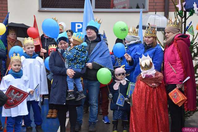 [WIDEO, FOTO] Trzej Królowie zawitali do Mokrzeszowa. Mieszkańcy przeszli w uroczystym orszaku