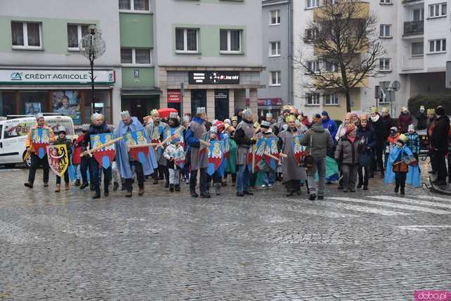 [WIDEO, FOTO] Uroczysty przemarsz, modlitwa i wspólne kolędowanie. Orszak Trzech Króli przeszedł ulicami Strzegomia