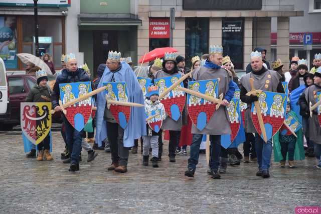 [WIDEO, FOTO] Uroczysty przemarsz, modlitwa i wspólne kolędowanie. Orszak Trzech Króli przeszedł ulicami Strzegomia