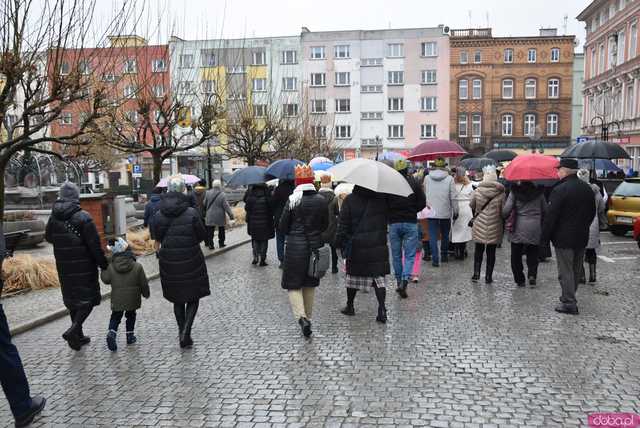 [WIDEO, FOTO] Uroczysty przemarsz, modlitwa i wspólne kolędowanie. Orszak Trzech Króli przeszedł ulicami Strzegomia