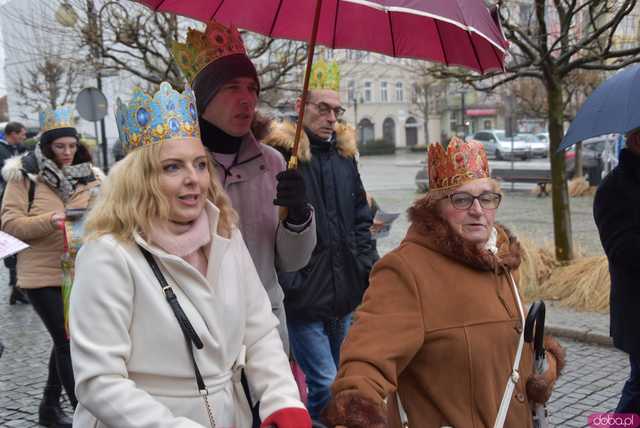 [WIDEO, FOTO] Uroczysty przemarsz, modlitwa i wspólne kolędowanie. Orszak Trzech Króli przeszedł ulicami Strzegomia