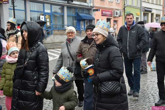 [WIDEO, FOTO] Uroczysty przemarsz, modlitwa i wspólne kolędowanie. Orszak Trzech Króli przeszedł ulicami Strzegomia