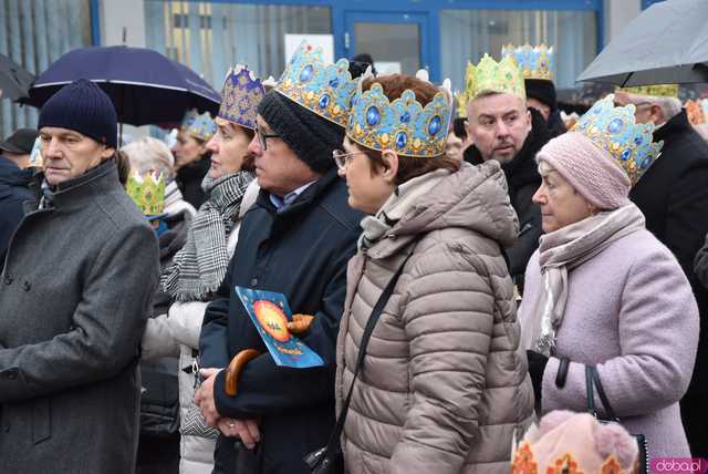 [WIDEO, FOTO] Uroczysty przemarsz, modlitwa i wspólne kolędowanie. Orszak Trzech Króli przeszedł ulicami Strzegomia