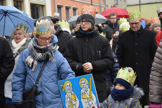 [WIDEO, FOTO] Uroczysty przemarsz, modlitwa i wspólne kolędowanie. Orszak Trzech Króli przeszedł ulicami Strzegomia