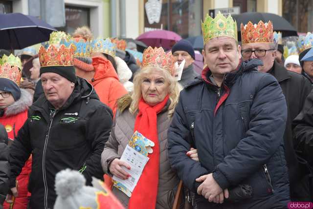 [WIDEO, FOTO] Uroczysty przemarsz, modlitwa i wspólne kolędowanie. Orszak Trzech Króli przeszedł ulicami Strzegomia