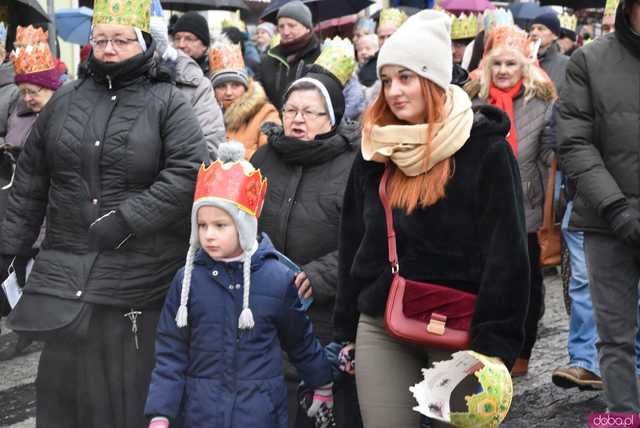 [WIDEO, FOTO] Uroczysty przemarsz, modlitwa i wspólne kolędowanie. Orszak Trzech Króli przeszedł ulicami Strzegomia